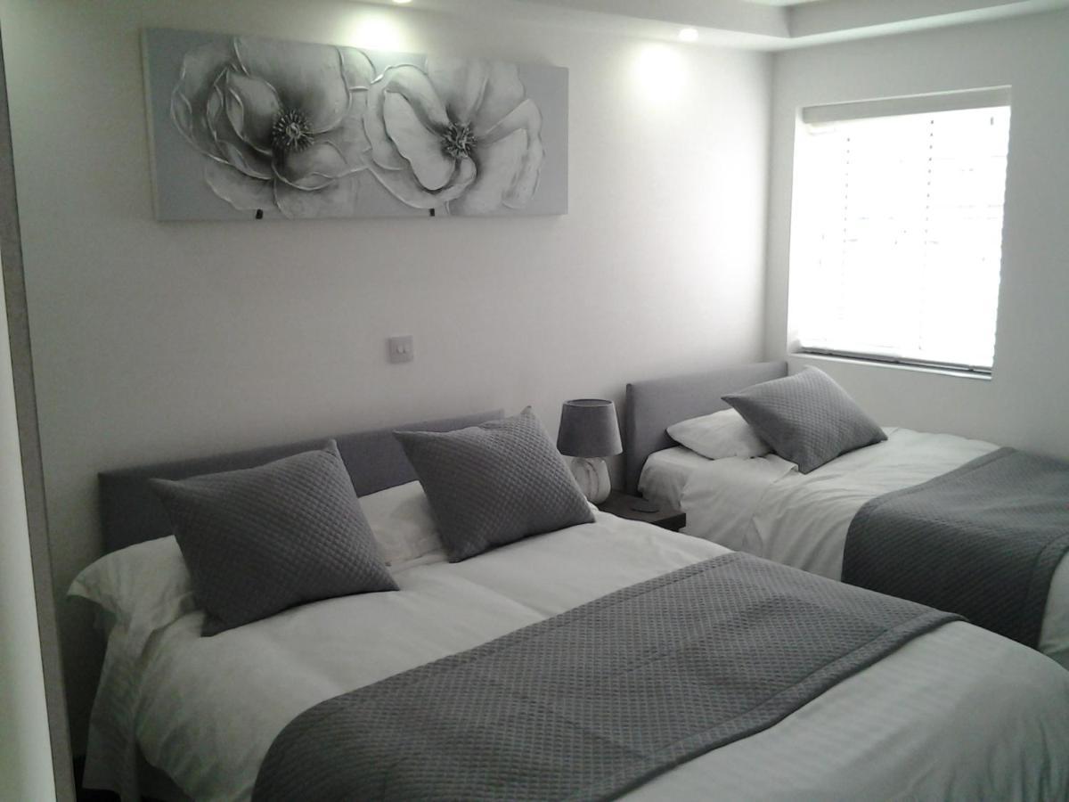 Lady Charlotte Guest Rooms Triple Rooms Dowlais Exterior foto
