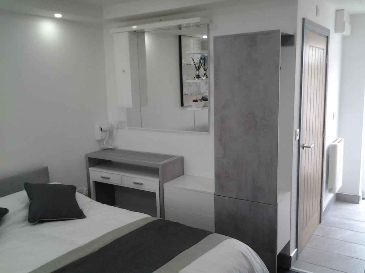 Lady Charlotte Guest Rooms Triple Rooms Dowlais Exterior foto