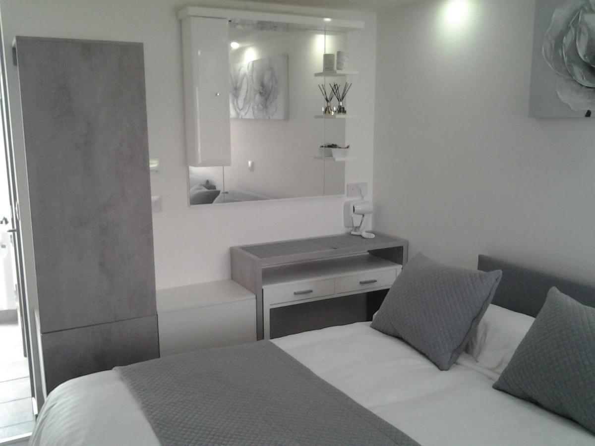 Lady Charlotte Guest Rooms Triple Rooms Dowlais Exterior foto