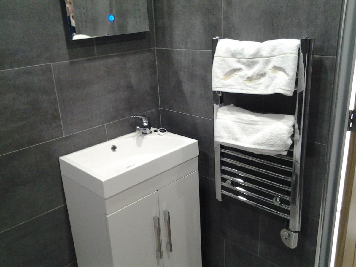 Lady Charlotte Guest Rooms Triple Rooms Dowlais Exterior foto