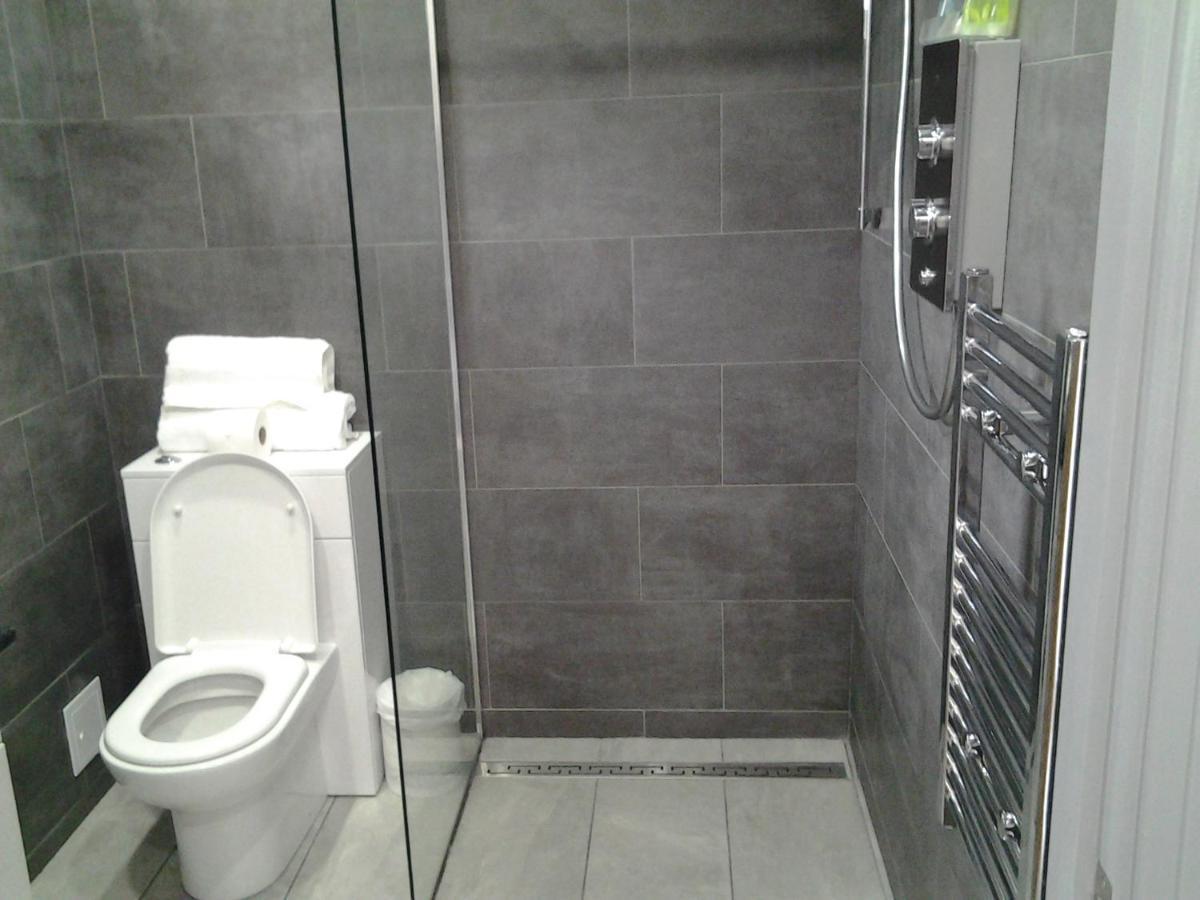 Lady Charlotte Guest Rooms Triple Rooms Dowlais Exterior foto
