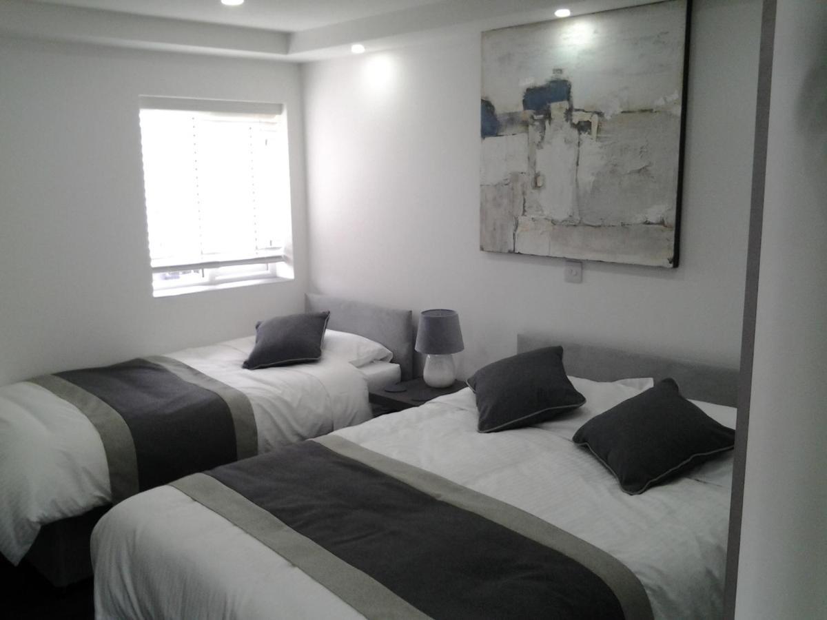 Lady Charlotte Guest Rooms Triple Rooms Dowlais Exterior foto