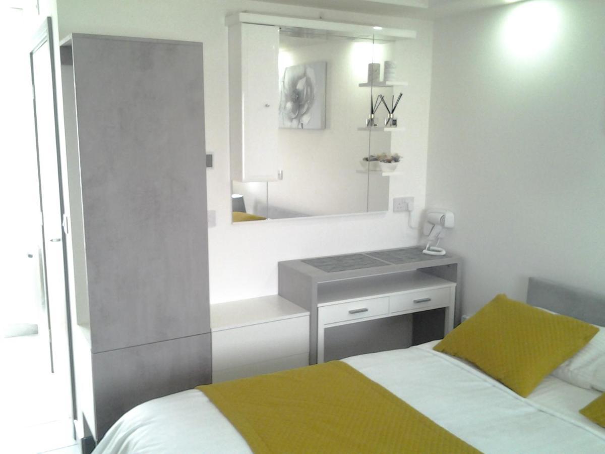 Lady Charlotte Guest Rooms Triple Rooms Dowlais Exterior foto