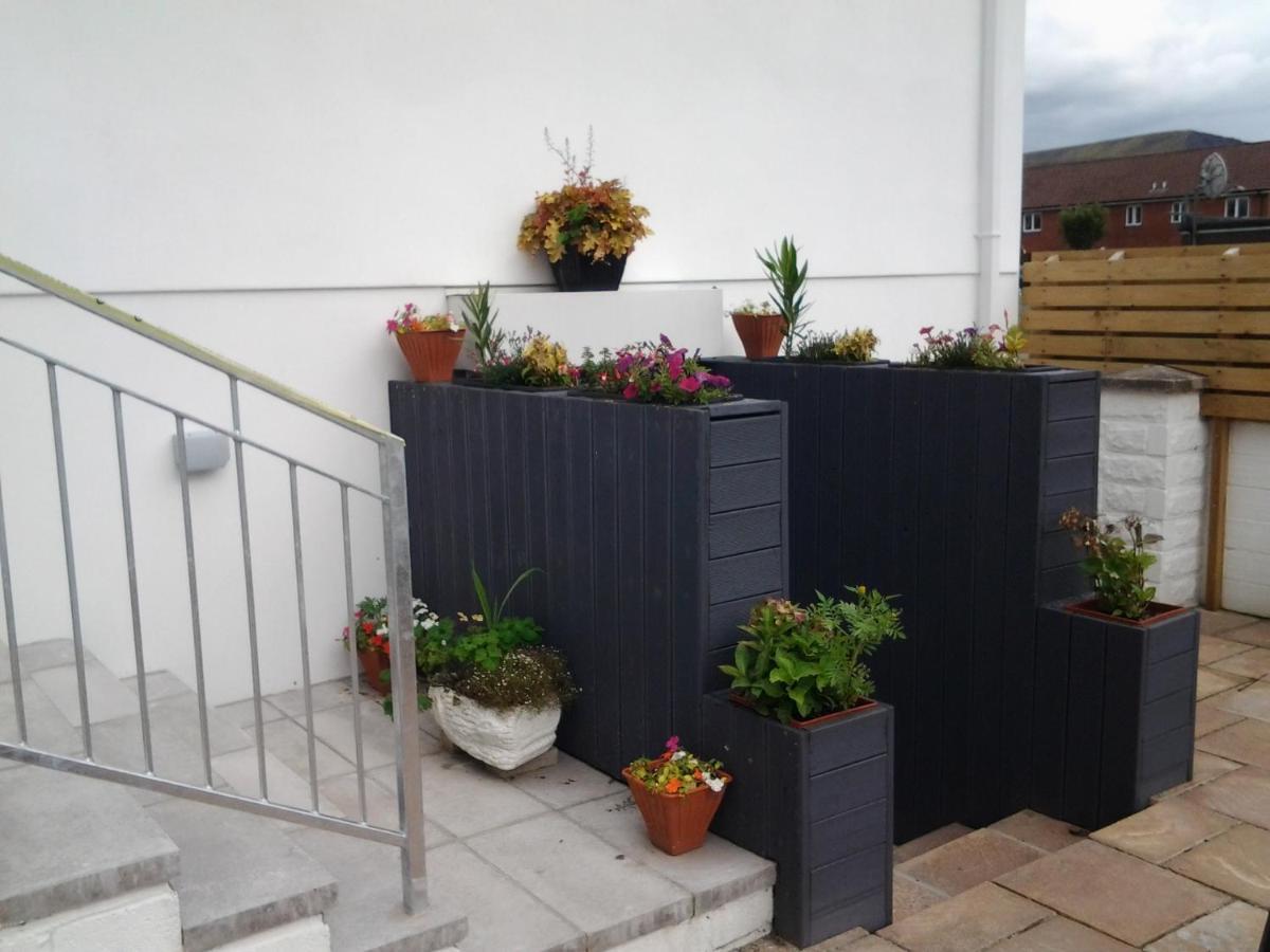 Lady Charlotte Guest Rooms Triple Rooms Dowlais Exterior foto