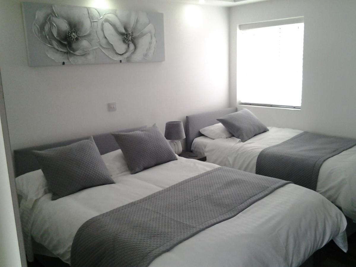 Lady Charlotte Guest Rooms Triple Rooms Dowlais Exterior foto